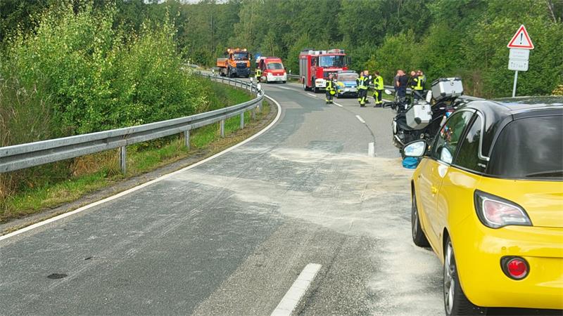 Das Foto zeigt eine Straße, auf der Autos stehen.