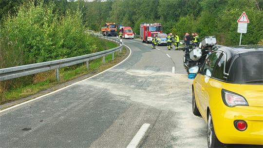 Das Foto zeigt eine Straße, auf der Autos stehen.