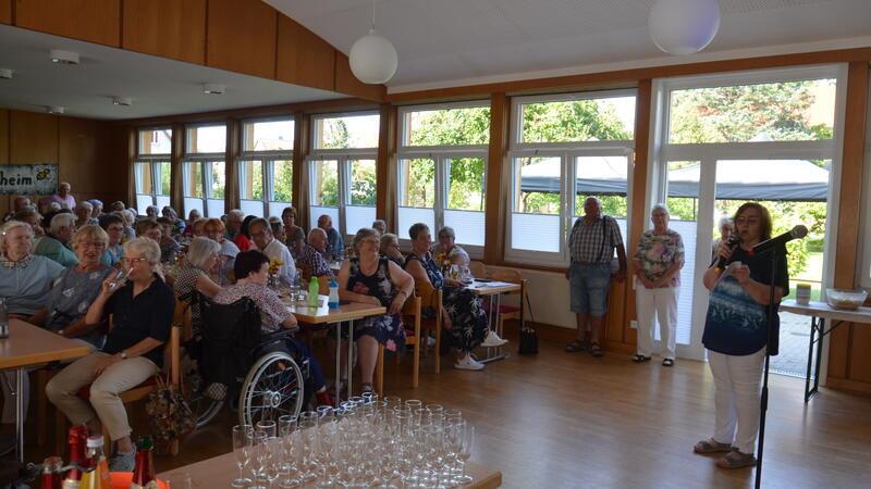 Sommerfest der Landfrauen: „Geschnatter und Suppenkoma“ Die Landfrauen-Vorsitzende Christine Bockemüller freut sich, eine große Zahl an Mitgliedern zum Sommerfest begrüßen zu können.