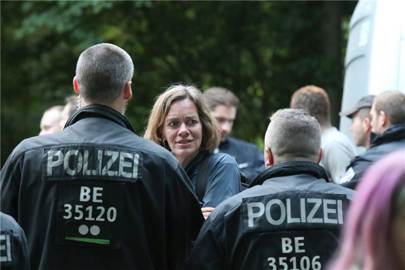 Gespräch nach Polizeimaßnahme gegen Abgeordnete Die Landtagsabgeordnete Juliane Nagel im Gespräch mit Polizisten bei der Demonstration am 1. Juni in Leipzig.