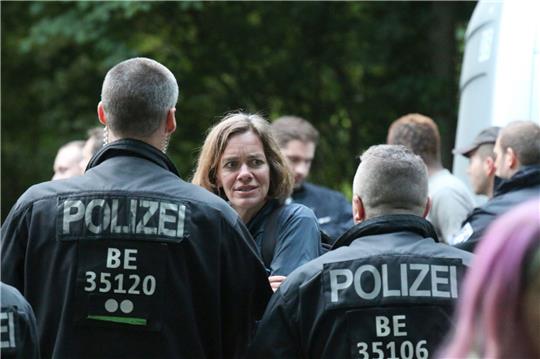 Die Landtagsabgeordnete Juliane Nagel im Gespräch mit Polizisten bei der Demonstration  am 1. Juni in Leipzig.