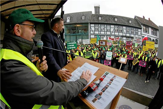 Die Landvolk-Chefs Ulrich Löhr (links) und Dr. Holger Hennies begrüßen die aus ganz Deutschland angereisten Landwirte.  Foto: Epping