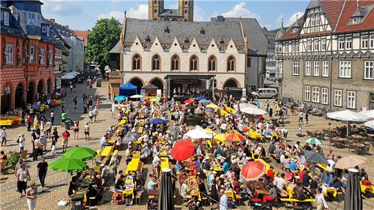 Die Lange Bank auf dem Goslarer Marktplatz gehört zu den regelmäßigen erfolgreichen Aktionen der Bürgerstiftung für Goslar und Umgebung. 2025 steht die Lange Bank im Zeichen des Stiftungsjubiläums.