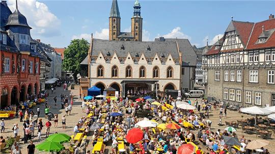Die Lange Bank auf dem Goslarer Marktplatz startet am 22. Juni.