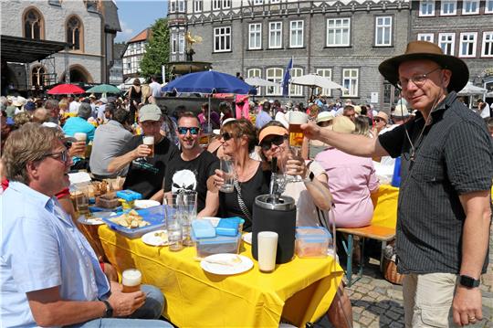 Die Lange Bank ist inzwischen Tradition in Goslar. Einmal im Jahr feiert die Bürgerstiftung mit Musik und guter Laune das Bürgermahl auf dem Marktplatz. Nun soll es zur Feier des runden Geburtstags eine extralange Bank geben. Archivfoto: Hartmann