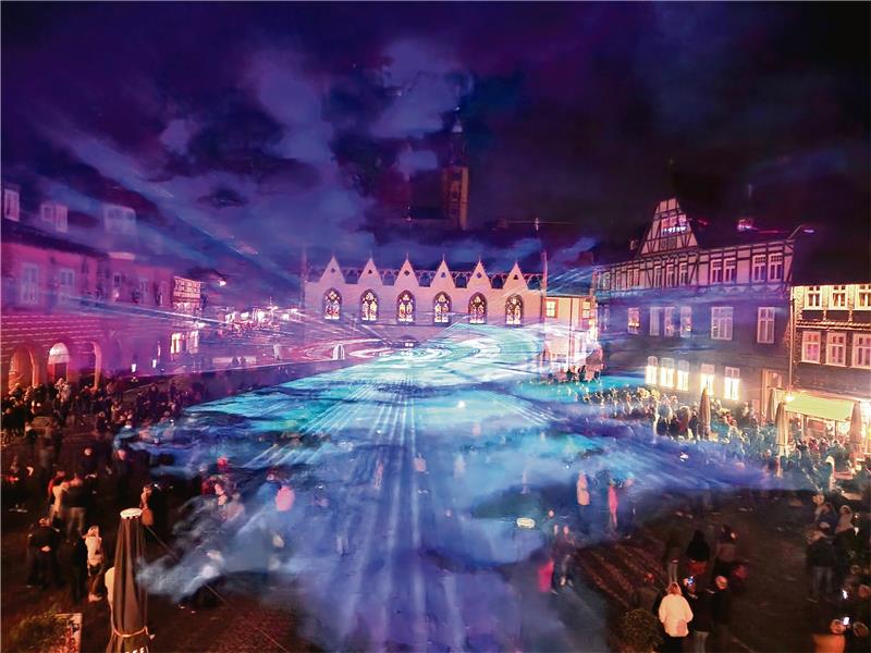 Die Lasershow lockt am Sonntagabend um die 1000 Menschen auf den Marktplatz.