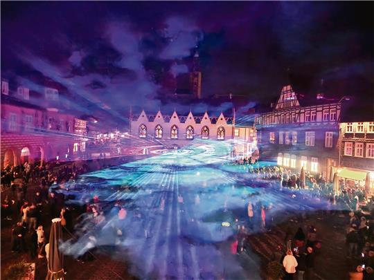 Die Lasershow lockt am Sonntagabend um die 1000 Menschen auf den Marktplatz.