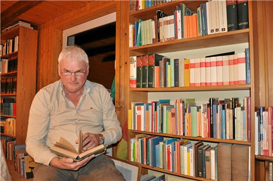 Die Latein-Bücher stehen aufgereiht im Kieferregal, der 3-D-Druck-Cicero trägt Wollmütze: In seinem Arbeitszimmer hat Karsten Behr zum Staunen mancher Kollegen die Klausuren der Schüler oft in Rekordzeit korrigiert.  Fotos: Heine