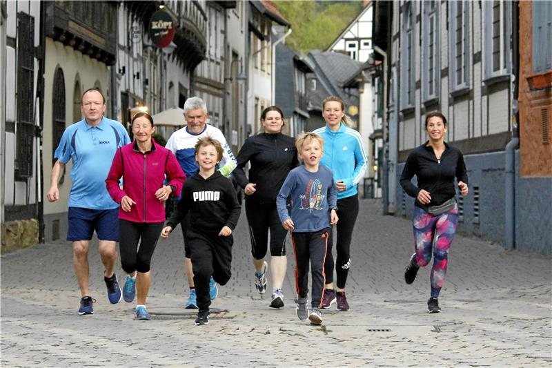 Goslarer Altstadtlauf: Eine Stadt kommt wieder in Bewegung Die Laufgruppe „Runter vom Sofa“ hat ihre letzte Trainingseinheit auf dem Goslarer Marktplatz absolviert und ist die Originalrunde gelaufen.