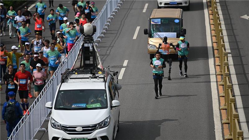Die Laufstrecke der Roboter war von jener der Menschen getrennt. 