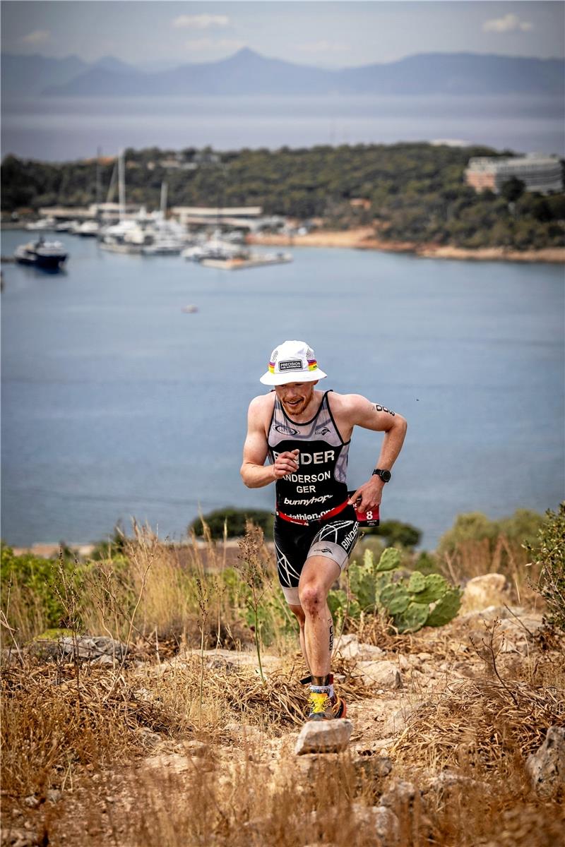 Cross-Triathlon: Scott Anderson beim Weltcup in Griechenland Die Laufstrecke im griechischen Vouliagmeni verlangt Scott Anderson und den weiteren Cross-Triathleten alles ab. Foto: Xterra-Planet/Carel du Plessis