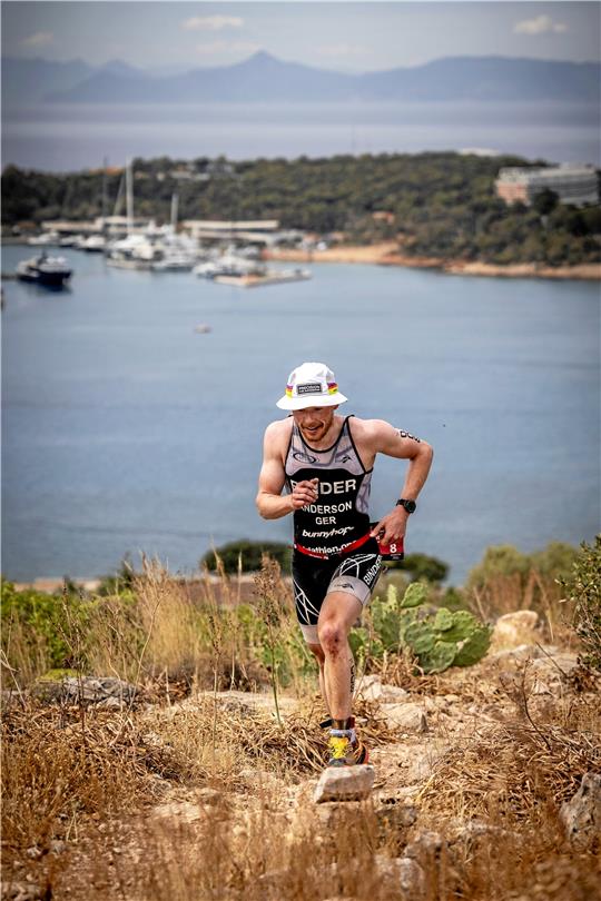 Die Laufstrecke im griechischen Vouliagmeni verlangt Scott Anderson und den weiteren Cross-Triathleten alles ab. Foto: Xterra-Planet/Carel du Plessis