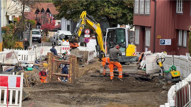Das Foto zeigt einen  Bagger und mehrere Bauarbeiter bei der Sanierung der Ortsdurchfahrt in Braunlage.