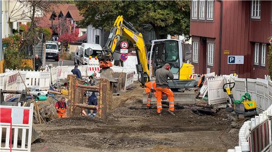 Das Foto zeigt einen  Bagger und mehrere Bauarbeiter bei der Sanierung der Ortsdurchfahrt in Braunlage.