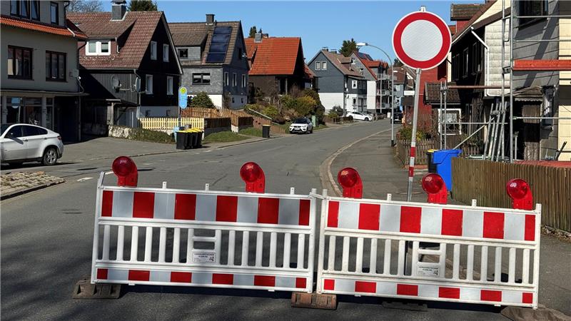 Das Foto zeigt eine Straßensperre.