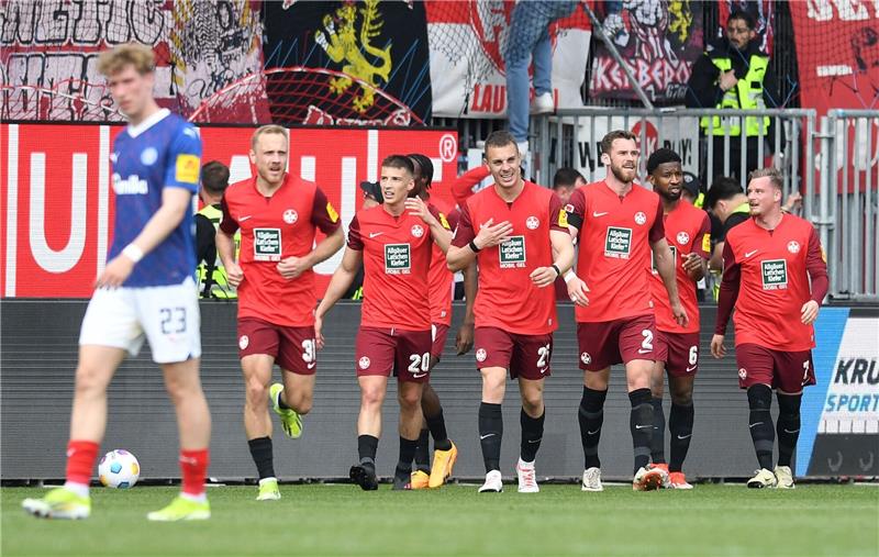 Kaiserslautern gewinnt in Kiel, HSV souverän Die Lauterer nehmen im Kampf um den Klassenverbleib drei wichtige Punkte aus Kiel mit.