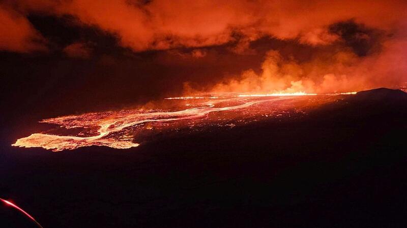 Die Lava dringt durch die Erdspalte an die Oberfläche. Diesmal scheint der Fischerort Grindavík verschont zu bleiben.