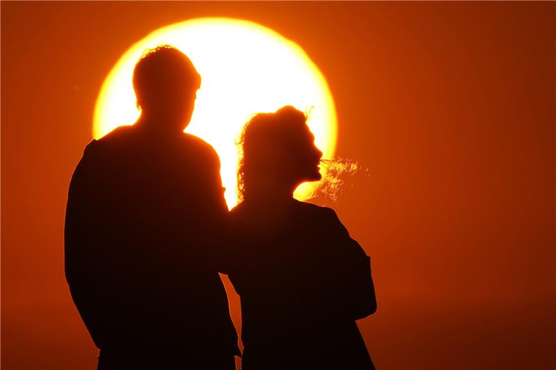 Die Lebenserwartung von Männern und Frauen hat sich in den vergangenen Jahren weiter angenähert. Das ist das Ergebnis einer neuen Studie. Foto: picture alliance/dpa/AP | Dmitri Lovetsky