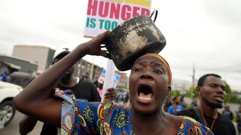 Amnesty kritisiert Tötung von Demonstranten in Nigeria Die Lebenshaltungskosten in Nigeria sind enorm gestiegen.