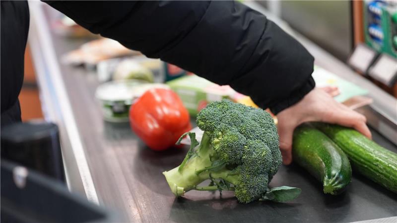 Die Lebensmittelpreise sind nicht mehr so stark gestiegen wie in den Monaten zuvor. Dennoch merken die Menschen beim Einkauf: Viele Nahrungsmittel sind teurer als noch vor einigen Jahren. (Symbolbild)