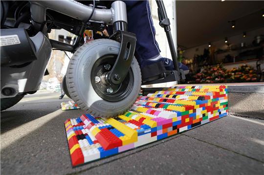 Die Legostein-Rampe in Hamburg sorgt im Blumengeschäft "Blumen Grieser" für Inklusion.
