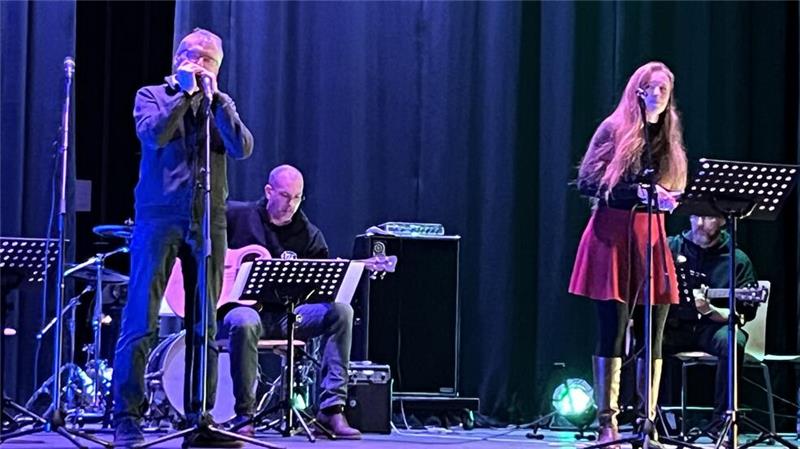 Die Lehrerband tritt mit Agnes Feil als Sängerin auf.