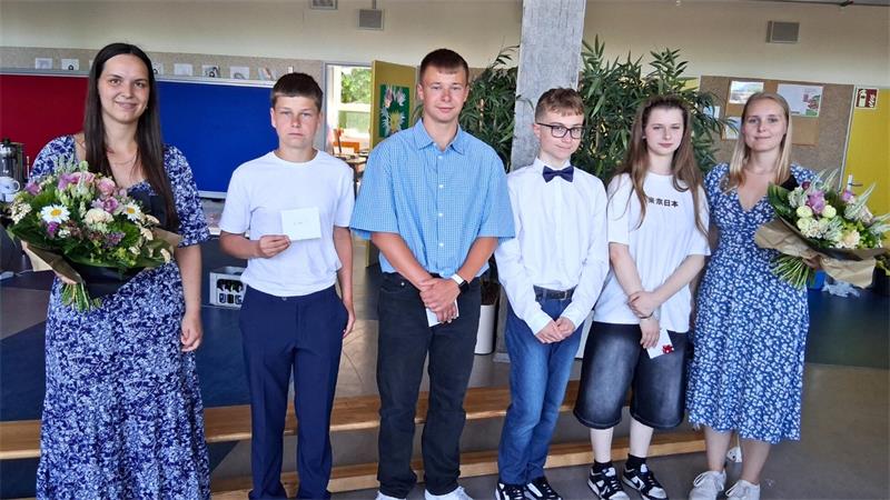 Die Lehrerinnen Vanessa Eggeling und Carolyn Mank, außen im Bild, mit den geehrten Schülern (v.l.), Paul- Luca Kühnel, Ben Markus Ullrich, Jona Uhde, und Leonie Hannig.