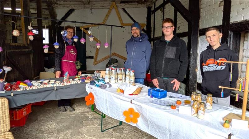 Wie der Kürbismarkt in Westerode Wind und Wetter trotzt Die Lehrkräfte Ulrike Zerbst und Reiko Linzer sowie die Schüler Robin und Mischa von der Schule am Harly bieten allerlei Selbstgemachtes an.