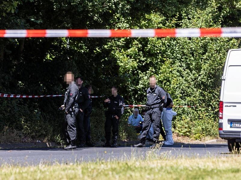 Mord an Anastasia (15): Heute öffentliche Trauerfeier Die Leiche des Mädchens wurde im Gebüsch gefunden. Foto: dpa-Bildfunk