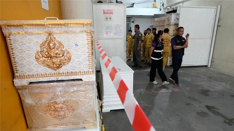 Schulbus-Brand: Thailand trauert um tote Kinder und Lehrer Die Leichen mussten zunächst noch identifiziert werden.