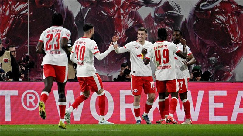 Die Leipziger Spieler freuen sich mit Torschütze Gruda (m.). 