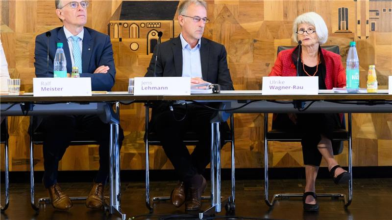 Bericht: Pastor missbrauchte mindestens zwei Minderjährige Die Leiterin der Aufarbeitungskommission, Ulrike Wagner-Rau, stellte den Bericht vor. Danach nahmen Bischof Ralf Meister (links) und Kirchenamtspräsident Jens Lehmann Stellung.
