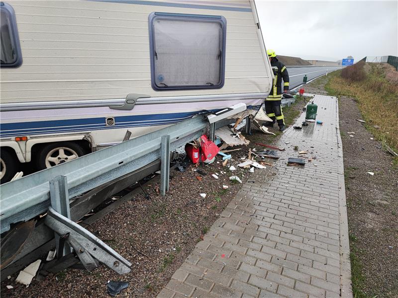 Wohnanhänger bei Unfall auf A7 aufgeschlitzt: Familie verletzt Die Leitplanke schlitzte den Wohnanhänger der Familie auf. Foto: Freiwillige Feuerwehr Seesen