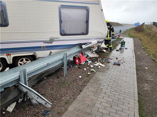 Die Leitplanke schlitzte den Wohnanhänger der Familie auf. Foto: Freiwillige Feuerwehr Seesen