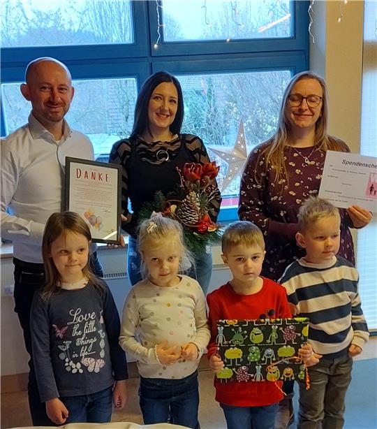 Die Leitung sowie Kinder des Kindergarten St. Romanus freuen sich über die Spende der Wählergemeinschaft Langelsheim.