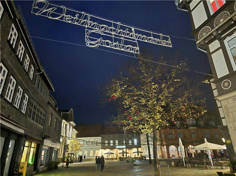 So langsam verwandelt sich Goslar in eine Adventsstadt Die Leuchtbanner des Weihnachtsmarktes hängen schon.