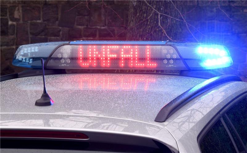 Junger Mann in Ihme bei Hannover ertrunken Die Leuchtschrift «Unfall» auf dem Dach eines Polizeiwagens.