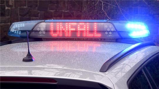 Die Leuchtschrift «Unfall» ist auf dem Dach eines Streifenwagens zu sehen. (zu dpa: «20-Jährige landet mit ihrem Auto im Garten»)