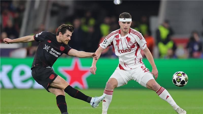 Bayern im Achtelfinale gegen Bergamo - Bayer fordert Arsenal Die Leverkusener um Jonas Hofmann (l) hatten sich in den Playoffs gegen Olympiakos Piräus durchgesetzt. (Archivbild)