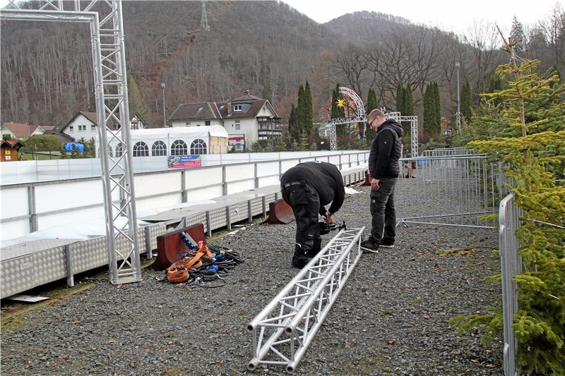 Bad Harzburger Eisbahn geht in die Sommerpause Die Lichtanlagen sind schnell abgebaut. Foto: Fricke