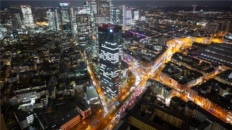 Die Lichter der Straßen und Büros erleuchten die Innenstadt von Frankfurt am Main.