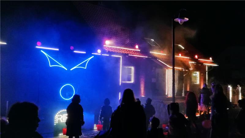 Wie zwei Studenten für die beliebteste Lichtshow der Stadt sorgen Die Lichtshow am Haus der Ahäusers lockt jedes Jahr zahlreiche Schaulustige an.