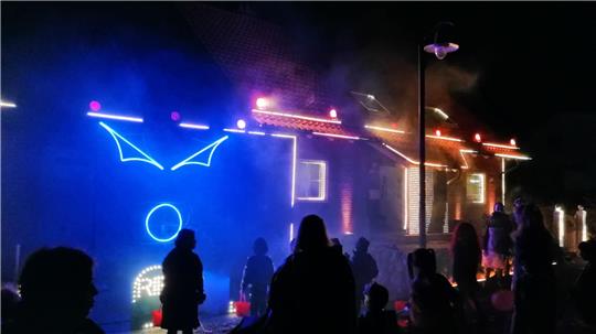 Wie zwei Studenten für die beliebteste Lichtshow der Stadt sorgen Die Lichtshow am Haus der Ahäusers lockt jedes Jahr zahlreiche Schaulustige an.