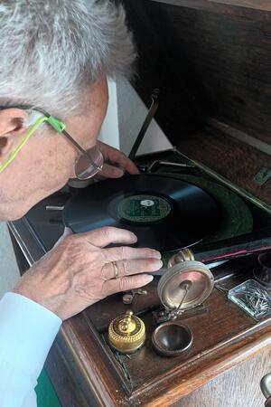 Die Liebe zur Musik endet nie: Manfred Markworth legt auch heute noch gerne seine alten Schallplatten auf.