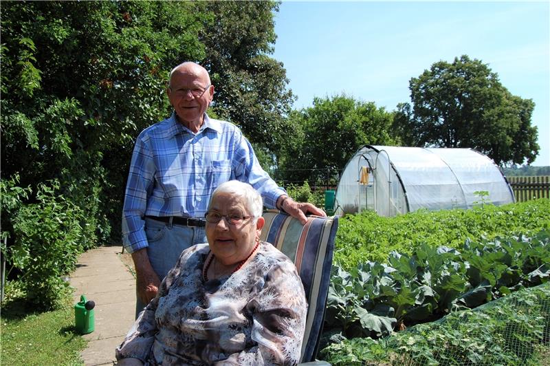 Die Liebe zur Natur verbindet sie noch immer: Das Ehepaar Rosemarie und Rudolf Ahlburg aus Bredelem blickt auf 65 erfüllte Ehejahre zurück.  Foto: Heinichen