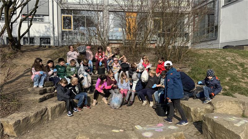 Die Liebenburger Grundschüler helfen emsig mit.