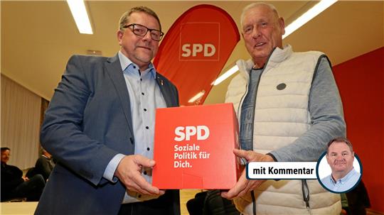 Zwei Personen halten einen Karton mit der Aufschrift "SPD - Soziale Politik für Dich" in den Händen.