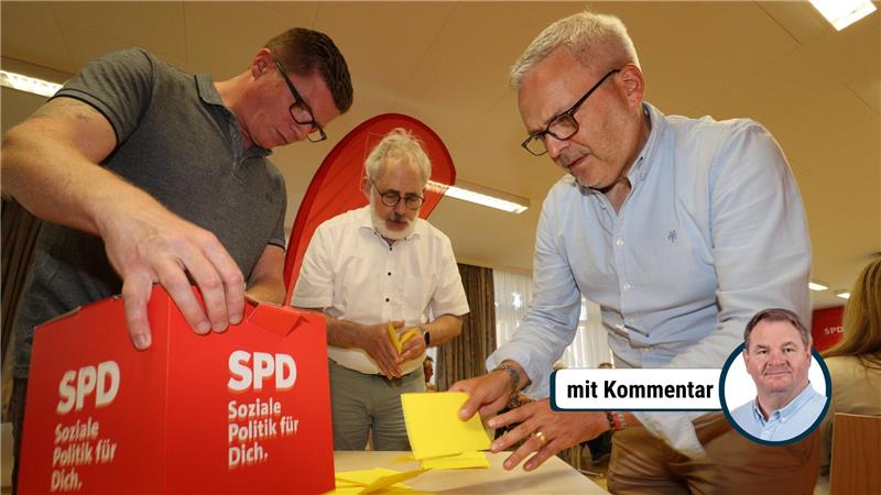 Drei Personen zählen Stimmzettel aus.