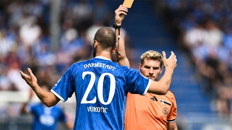 Die Lilien sind früh dezimiert nach Rot für Aleksandar Vukotic. 