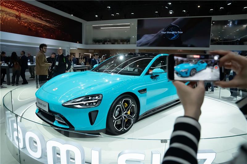 Tech-Konzern Xiaomi bringt erstes E-Auto auf den Markt Die Limousine SU7 bei einer Präsentation des Mobile World Congress.
